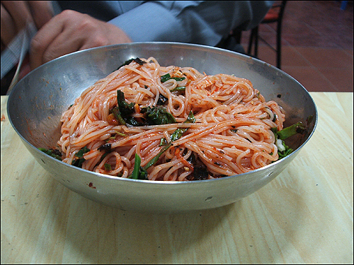 잘 비벼진 비빔국수 한 그릇 